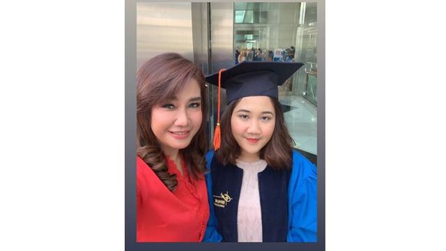 Potret Lia Emilia saat menghadiri acara kelulusan sang buah hati.