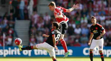 Gelandang Manchester United, Juan Mata mengontrol bola dari kejaran bek Southampton, Matt Targett pada lanjutan Liga Premier Inggris di Stadion St. Mary, Minggu (20/9/2015). MU menang atas   Southampton dengan skor 3-2. (Reuters/Stefan Wermuth)