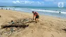 Dalam aksinya tersebut ia mengumpulkan sampah yang terdampar terbawa arus laut dan mengotori kawasan Pantai Kuta. (merdeka.com/Arie Basuki)