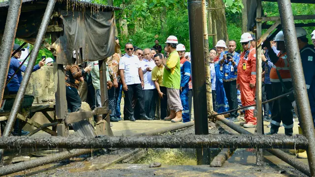 Menteri Energi dan Sumber Daya Mineral (ESDM) Bahlil Lahadalia meninjau sumur migas Ledok, salah satu lapangan migas tua di wilayah kerja (WK) Pertamina EP Cepu. (Foto: Kementerian ESDM)