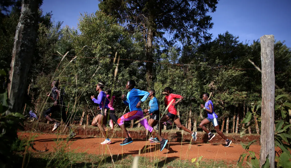 Para atlet berlatih pada pagi hari di Iten, dekat kota Eldoret, Kenya barat, (21/3). Sekolah atlet lari ini  mengajarkan para siswa untuk membangun ketahanan dan stamina. (REUTERS/ Siegfried Modola)