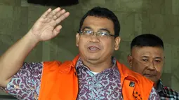 Tersangka Herry Setiadji menyapa awak media usai keluar dari Gedung KPK, Jakarta, Rabu (13/7). Herry diperiksa sebagai tersangka terkait dengan kasus pemerasan terhadap perusahaan wajib pajak, yakni PT EDMI Indonesia. (Liputan6.com/Johan Tallo)