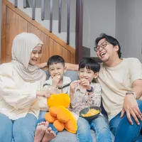 ilustrasi keluarga yang liburan di rumah/copyright fimela/guntur merdekawan