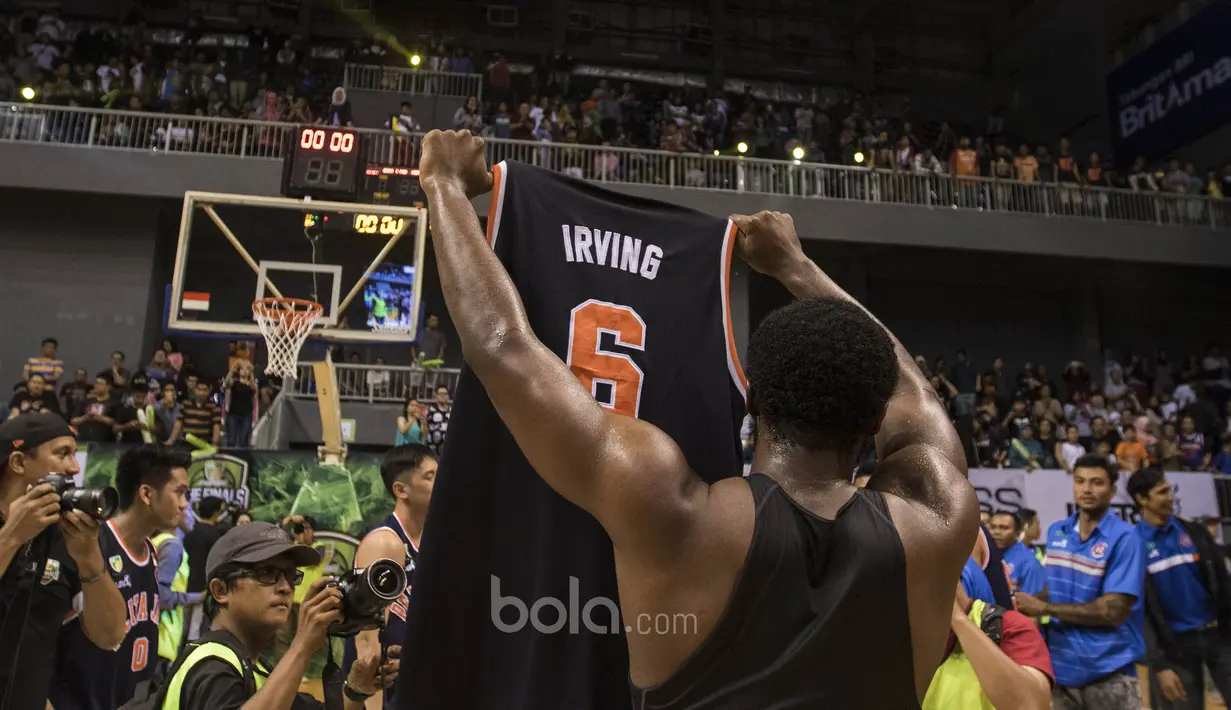 Pebasket Pelita Jaya, Martavious Irving, merayakan gelar juara IBL 2017 usai menaklukkan Satria Muda 72-62 di GOR Britama Arena, Jakarta, Minggu (7/5/2017). PJ menang 2-1 atas Satria Muda. (Bola.com/Vitalis Yogi Trisna)