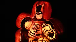 Tokoh pahlawan Batman yang dibuat dari labu dalam perayaan malam Festival Hallowen di Los Angeles, California (16/10). Halloween dirayakan setiap tahun pada tanggal 31 Oktober. (AFP/Mark Ralston)