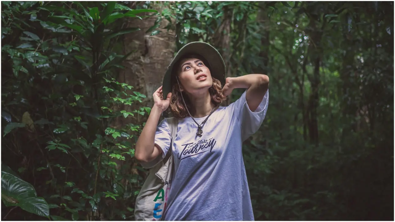 Jangan Cuma Disimpan di Lemari, Lengkapi OOTD Kamu dengan Bucket Hat