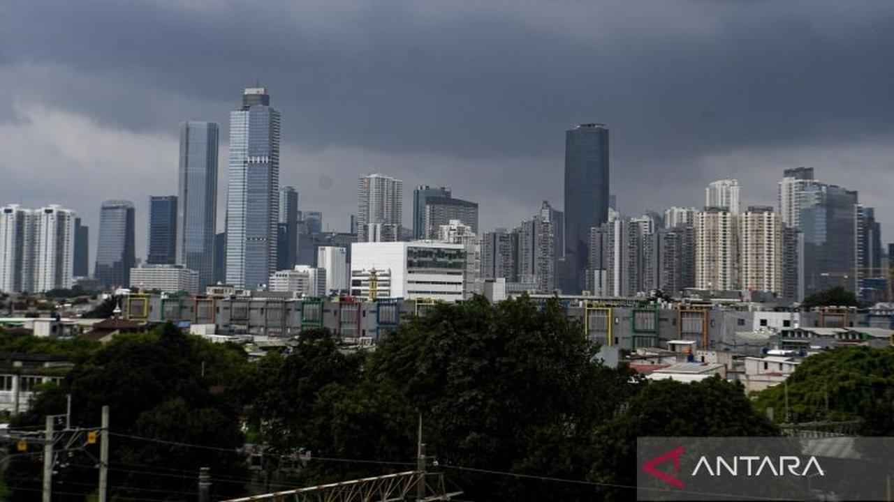 BMKG Prakirakan Cuaca Jakarta Diselimuti Awan Tebal Sepanjang Kamis