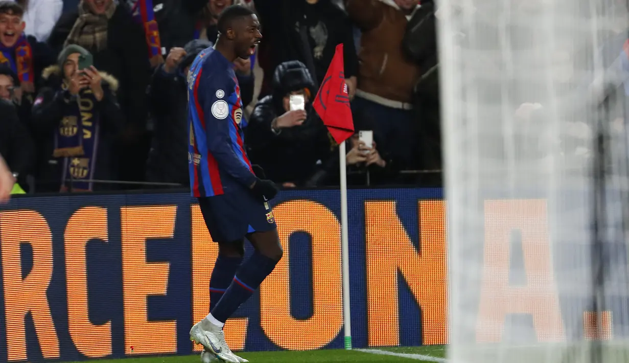 <p>Penyerang Barcelona, Ousmane Dembele berselebrasi usai mencetak gol ke gawang Real Sociedad pada pertandingan perempatfinal Copa del Rey di stadion Camp Nou, di Barcelona, Spanyol, Kamis (26/1/2023). Barcelona menang tipis atas Real Sociedad dengan skor 1-0. (AP Photo/Joan Monfort)</p>