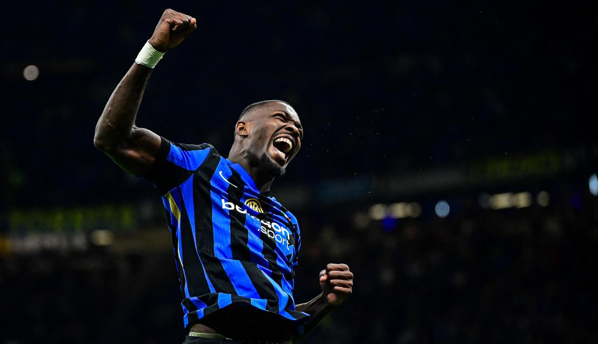 Penyerang Inter Milan, Marcus Thuram melakukan selebrasi setelah mencetak gol saat pertandingan sepak bola Serie A Italia melawan Torino di Stadion San Siro, Milan pada Sabtu 5 Oktober 2024 atau Minggu (6/10/2024) dini hari WIB. (Piero CRUCIATTI/AFP)