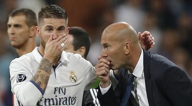 Sergio Ramos tengah berbisik kepada Zinedine Zidane dalam laga Real Madrid Vs Espanyol