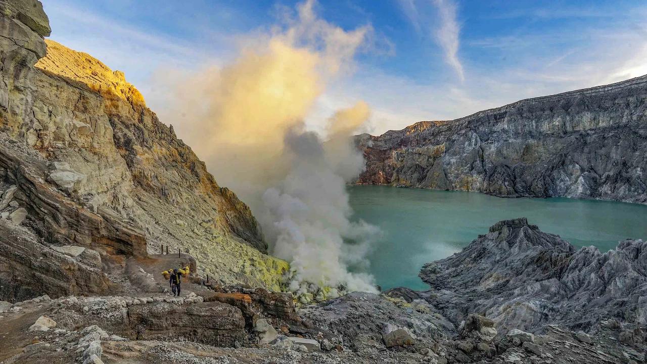 FOTO: Kawah Ijen Destinasi Favorit Wisata Alam Akhir Tahun