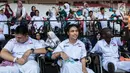 Sejumlah pelajar YPAC memberikan dukungan kepada atlet-atlet yang berlaga pada ajang Asian Para Games di SUGBK, Jakarta, Senin (8/10). Anak-anak terlihat bahagia dapat mendukung langsung di stadion. (Bola.com/Vitalis Yogi Trisna)