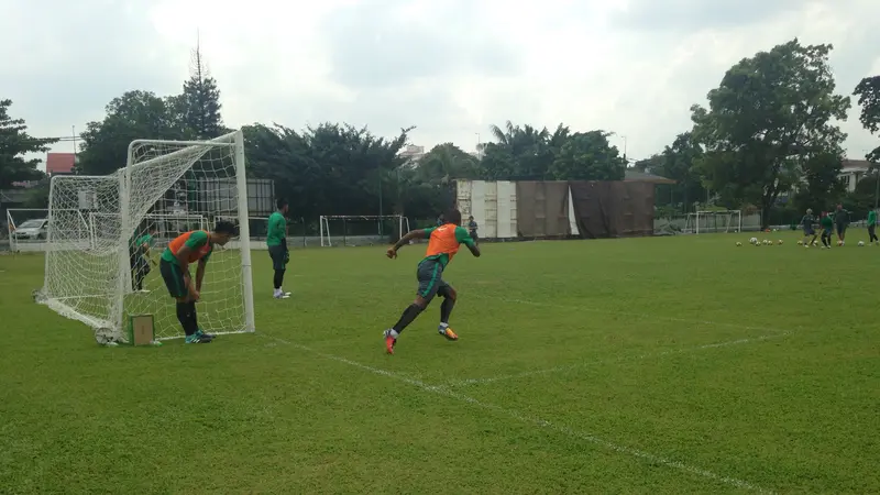 Suasana latihan Timnas Indonesia U-22 jelang berhadapan dengan Timor Leste