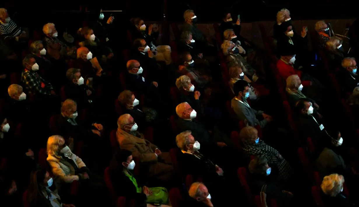 Para lansia penghuni panti jompo yang telah menerima vaksin virus corona COVID-19 menyaksikan pertunjukan di EDP Gran Via Theatre, Madrid, Spanyol, 24 Februari 2021. Pandemi COVID-19 di Spanyol mencatatkan kematian sekitar 68.000 orang dari lebih dari 3,1 juta kasus. (GABRIEL BOUYS/AFP)