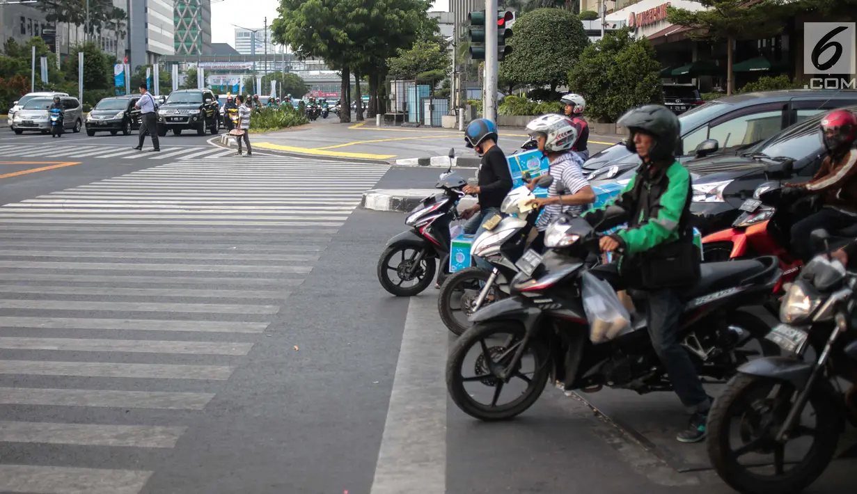 Pengendara sepeda motor melanggar garis berhenti lampu merah Jalan MH Thamrin, Jakarta, Kamis (4/10). Masih banyak pengendara yang melanggar dan tidak mengindahkan penerapan tilang elektronik. (Liputan6.com/Faizal Fanani)