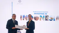 Peluncuran pedoman berinvestasi di sektor pariwisata Indonesia yang bertajuk Tourism Doing Business: Investing in Indonesia' di sela pembukaan Konferensi Regional Pariwisata PBB yang berlangsung di Hotel Mulia, Jakarta, Rabu, 16 April 2025. (dok. Biro Komunikasi Publik Kemenpar)
