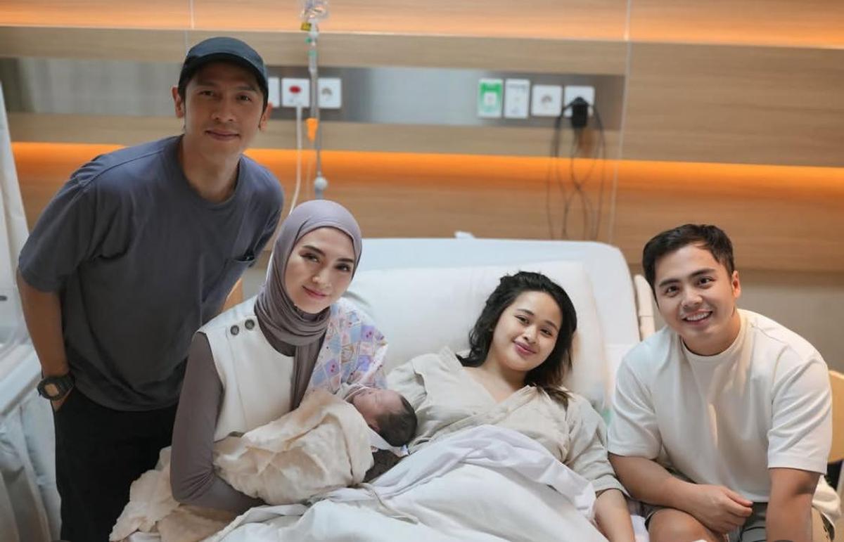 Donita dan Adi Nugroho Jenguk Gritte Agatha Usai Melahirkan, Momen Haru yang Bikin Netizen Terpukau