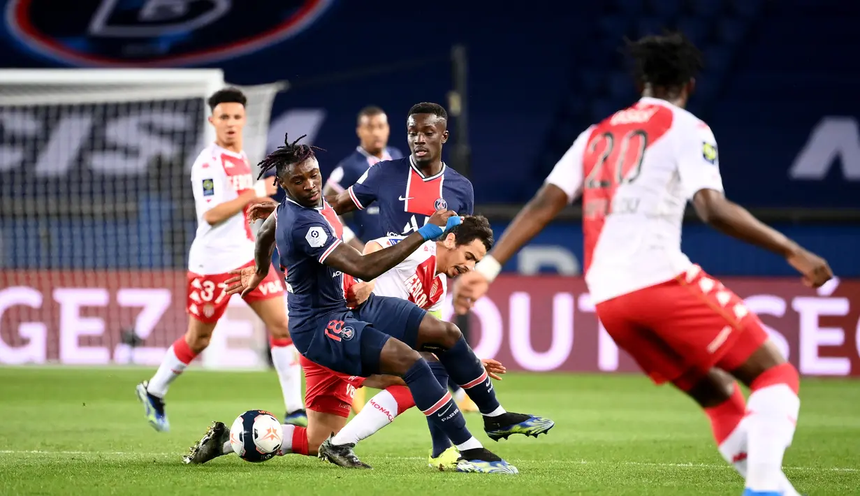 Penyerang Paris Saint-Germain (PSG), Moise Kean (kiri) berebut bola dengan penyerang AS Monaco, Wissam Ben Yedder pada laga pekan ke-26 Liga Prancis di Parc des Princes, Senin (22/2/2021) dini hari WIB. PSG menelan kekalahan di kandangnya sendiri dengan skor 0-2 atas Monaco. (FRANCK FIFE/AFP)