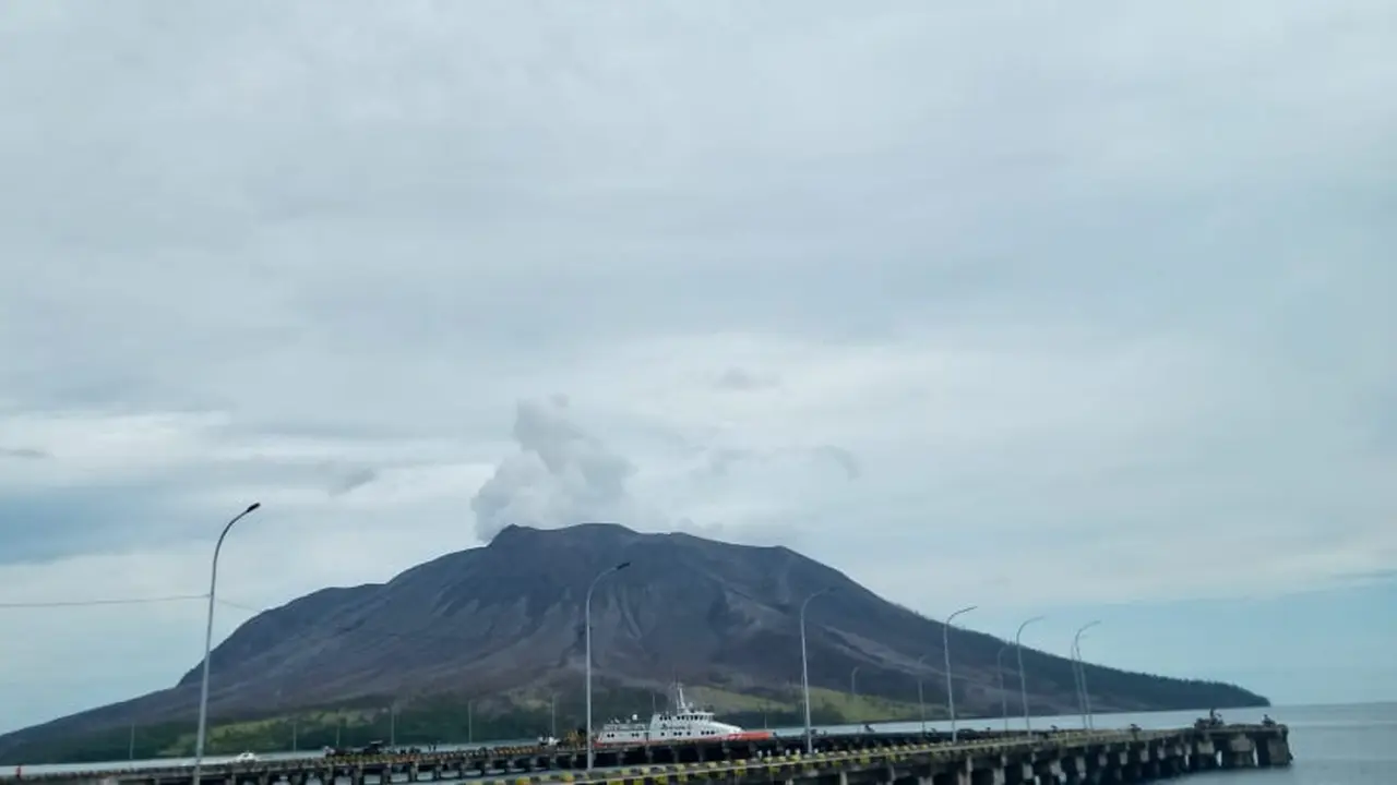 Gunung Ruang yang berada di Kecamatan Tagulandang, Kabupaten Kepulauan Sitaro, Sulut.