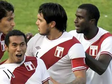 Para pemain Peru merayakan gol yang dicetak Carlos Lobaton (kedua dari kiri) saat mengalahkan Kolombia 2-0 pada laga perempat final Copa America di Cordoba, 16 Juli 2011. AFP PHOTO/OMAR TORRES