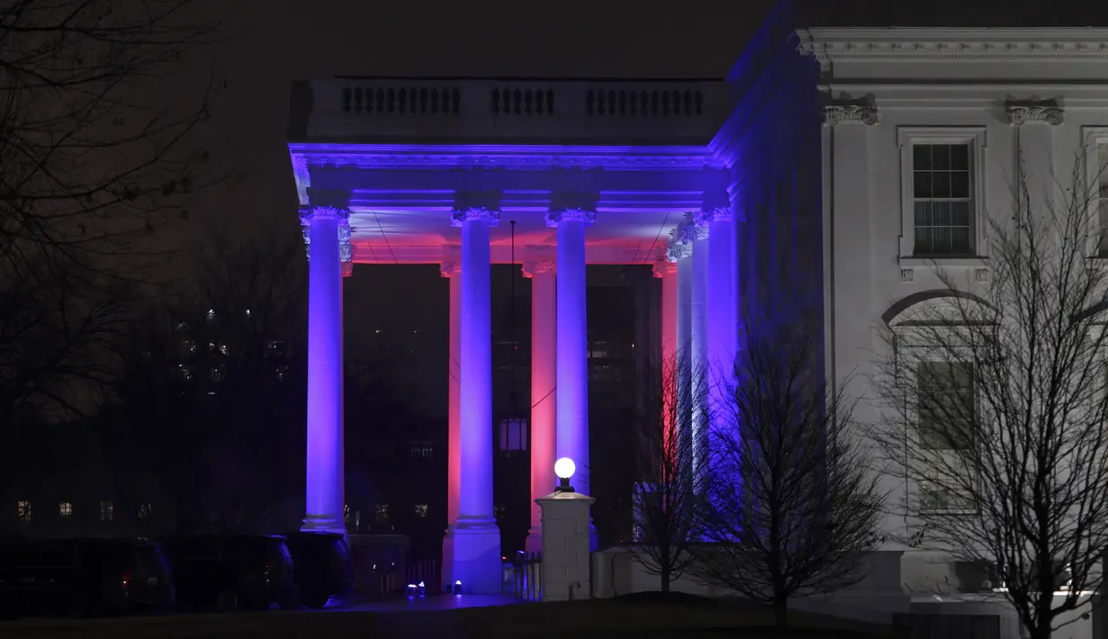 Gedung Putih diterangi dengan warna merah, putih dan biru untuk mendukung Tim Olimpiade dan Paralimpiade AS pada 03 Februari 2022 di Washington, DC. AS yang menjadi juara tahun 1932 mengirim sedikitnya 223 atlet ke Olimpiade Musim Dingin Beijing 2022. (Win McNamee/Getty Images/AFP)