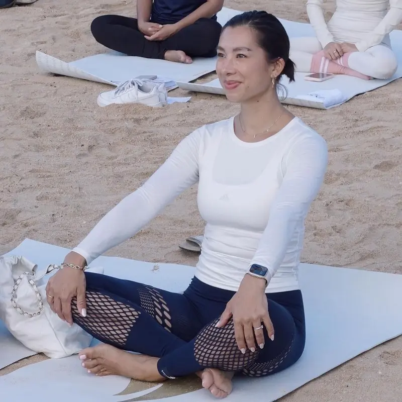 Gaya Atletis Jennifer Bachdim dan Dian Sastrowardoyo Yoga Bareng di Pinggir Pantai, Tampilan dengan Outfit Kembaran Layaknya Bestie