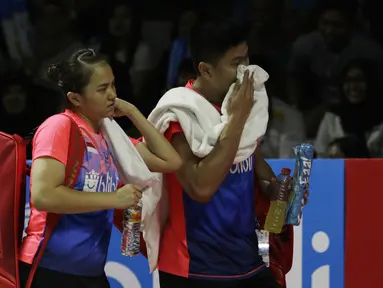 Pasangan Indonesia, Praveen Jordan/Melati Oktavianti, meninggalkan lapangan usai takluk dari wakil Jerman, Mark Lamsfuss/Isabel Herttrich pada Indonesia Open 2019 di Istora, Selasa (16/7). Indonesia takluk 20-22, 14-17. (Bola.com/M Iqbal Ichsan)
