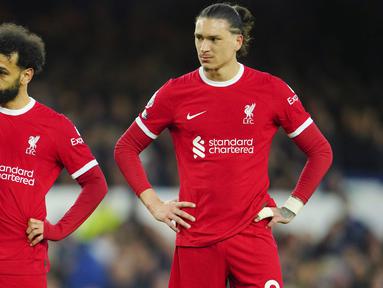 Pemain Liverpool, Mohamed Salah dan Darwin Nunez tampak lesu setelah ditaklukkan Everton pada laga Liga Inggris dalam duel tunda pekan ke-29 Premier League 2023/2024, Kamis (25/4/2024). The Reds tumbang dua gol tanpa balas. (AP Photo/Jon Super)