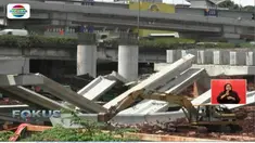 Polisi yang datang ke tempat kejadian masih terus menggelar penyelidikan atas insiden yang terjadi.