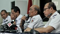 Ketua KNKT Soerjanto Tjahjono (dua kanan) memberi keterangan terkait perkembangan investigasi Lion Air PK-LQP di Jakarta, Kamis (21/3). Soerjanto mengatakan KNKT telah berdiskusi dengan Boeing dan FAA mengenai sistem MCAS. (merdeka.com/Iqbal Nugroho)