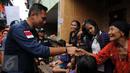 Cagub DKI Jakarta, Agus Harimurti Yudhoyono  menyalami warga saat blusukan di kawasan Kampung Pulo, Jakarta, Selasa (27/12). Dalam Kampanyenya AHY berjanji untuk mengurangi jumlah pengangguran dan penciptaan lapangan kerja. (Liputan6.com/Gempur M Surya)