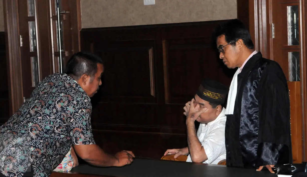 Panitera PTUN Medan, Syamsir Yusfan usai sidang vonis di Pengadilan Tipikor, Jakarta, Kamis (3/12/2015). Syamsir divonis tiga tahun penjara karena terbukti menerima suap sebanyak dua kali dengan total 2000 USD. (Liputan6.com/Helmi Afandi)