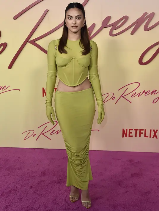 Camila Mendes berpose saat menghadiri pemutaran perdana film "Do Revenge," di Netflix di Vine TUDUM Theater di Los Angeles, California, Rabu, 14 September 2022. Wanita 28 tahun ini memakai sepasang sepatu hak emas bertali.  (Photo by Jordan Strauss/Invision/AP)