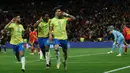 Gelandang Brasil, Lucas Paqueta (kanan) merayakan gol ketiga timnya saat pertandingan sepak bola persahabatan internasional melawan Spanyol di Stadion Santiago Bernabeu, Madrid, 26 Maret 2024. (Pierre-Philippe MARCOU/AFP)