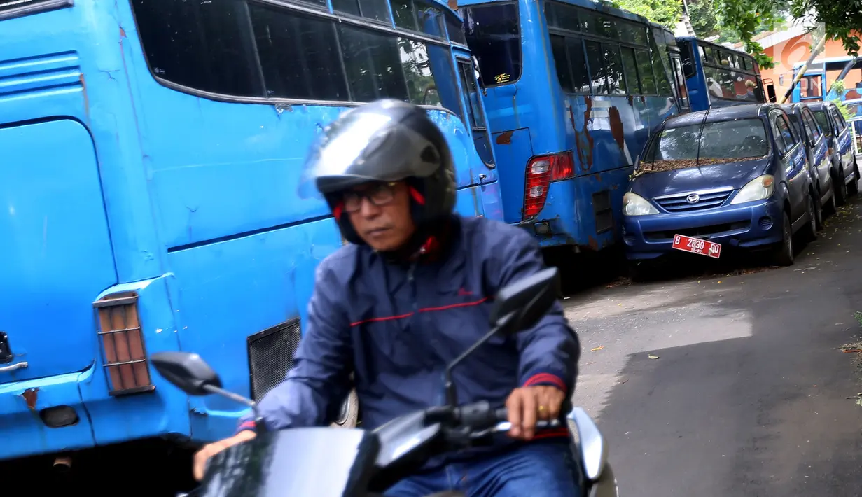Deretan mobil dan bus dinas yang terparkir di area belakang Gedung DPR/MPR, Jakarta, Selasa (5/12). Belum ada kejelasan terkait nasib mobil-mobil yang kondisinya tidak hanya berkarat namun banyak pula yang bannya kempes. (Liputan6.com/Johan Tallo)