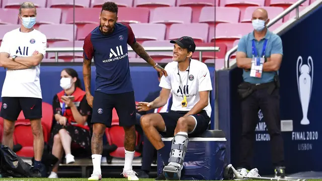 Dibantu Tongkat, Thomas Tuchel Pimpin Latihan PSG Jelang Final Liga Champions