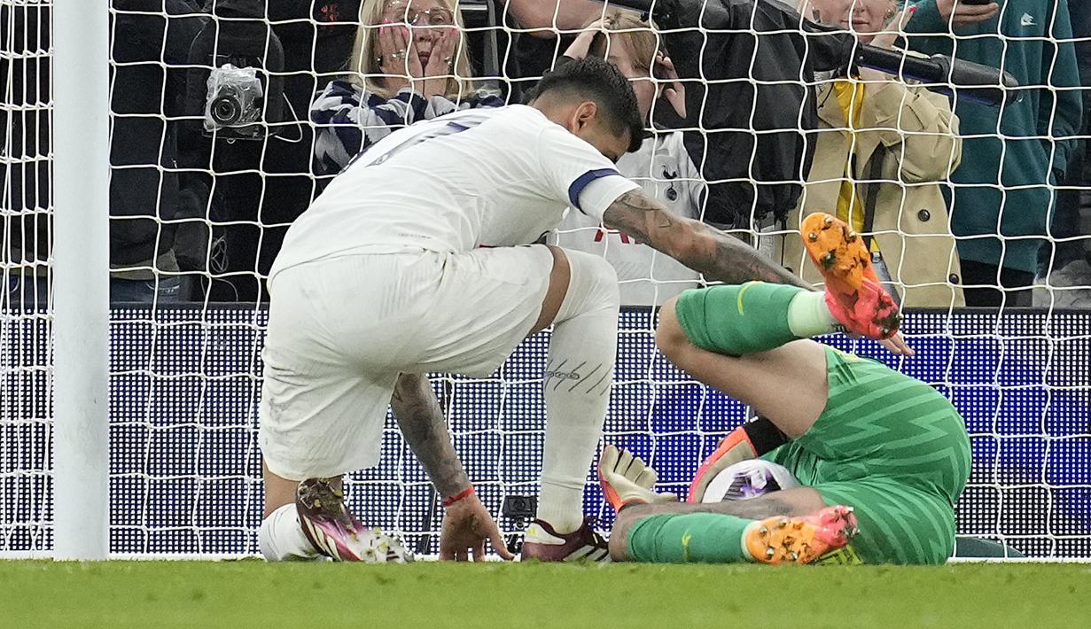 Ia juga sempat mendapatkan perawatan medis yang cukup lama di dalam lapangan usai insiden tersebut. (AP Photo/Kin Cheung)