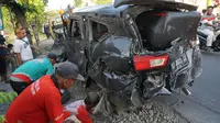 Kereta KA Pasundan menabrak mobil yang dikemudikan Kanit Dikyasa Satlantas Polres Skoharjo di perlintasan tak berpalang pintu di Purbayan, Baki, Sukoharjo, Senin (23/10).(Liputan6.com/Fajar Abrori)