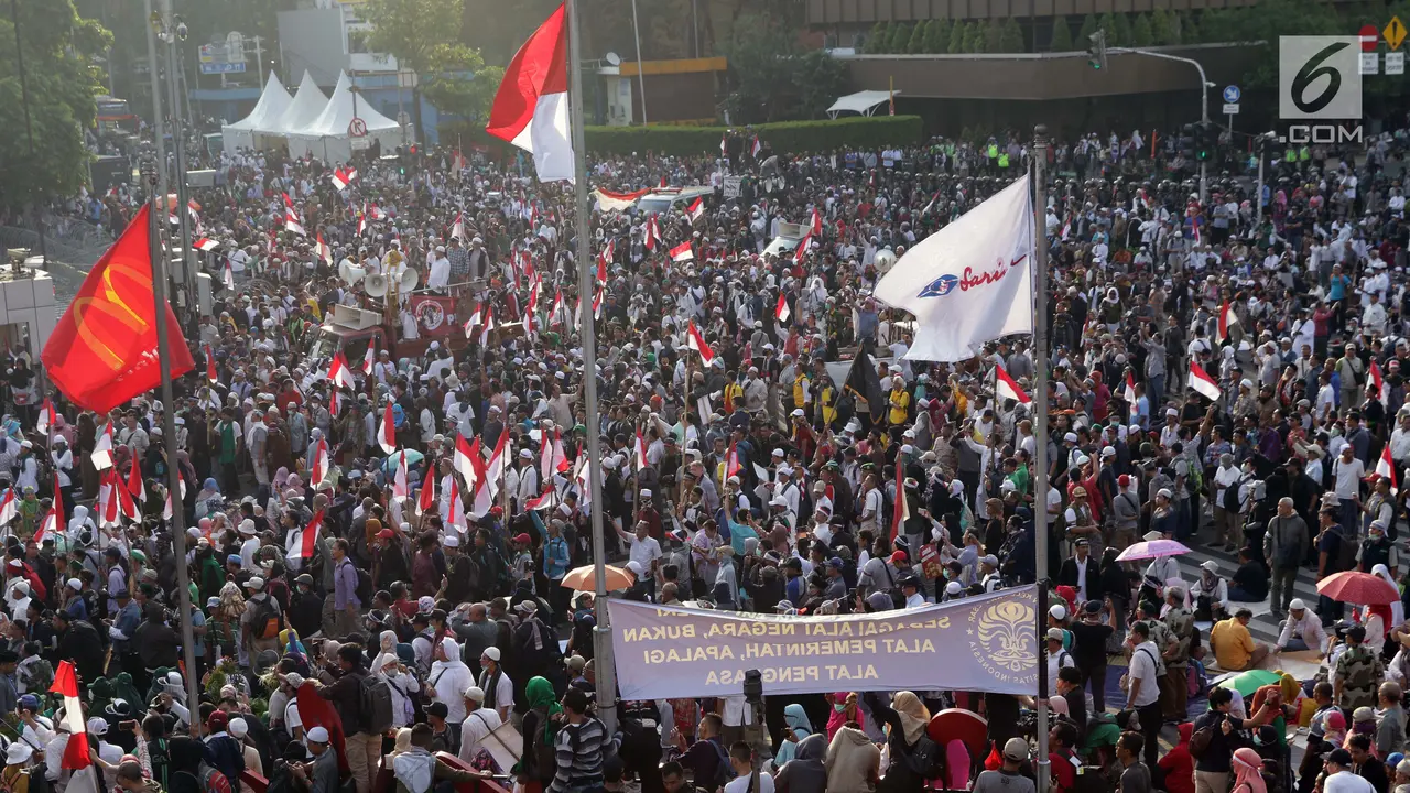 Massa Penuhi Jalan Depan Bawaslu