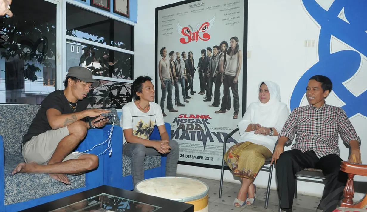 Capres Joko Widodo tampak berbincang dengan personel Slank Kaka dan Bimbim (Liputan6.com/Herman Zakharia)