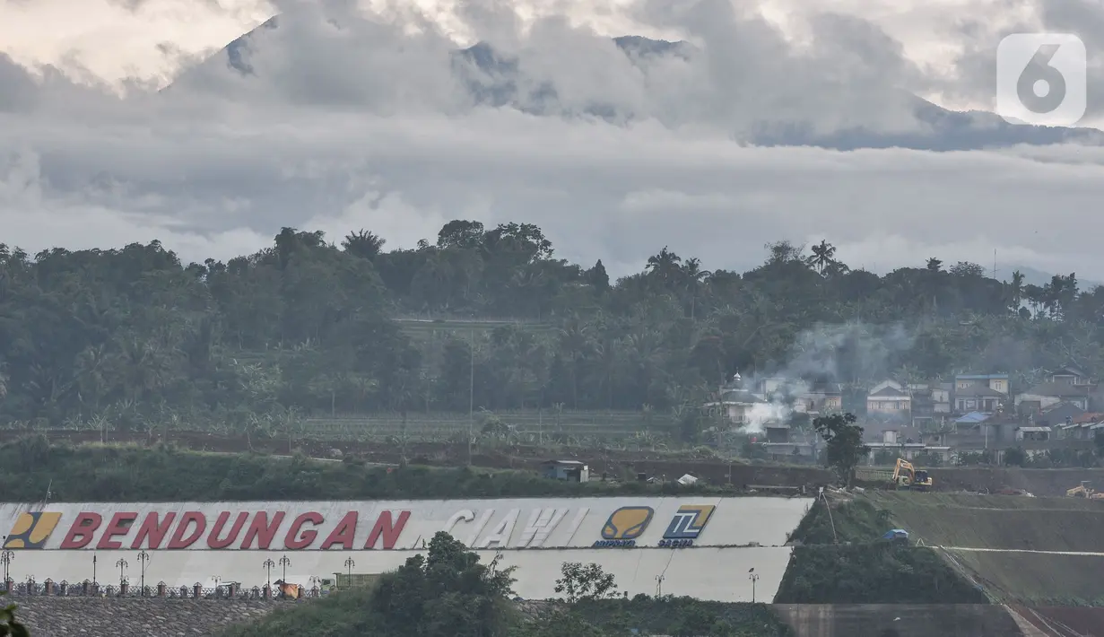 Aktivitas pekerja menggunakan kendaraan alat berat saat menyelesaikan proyek pembangunan Bendungan Ciawi, Bogor, Jawa Barat, Minggu (18/12/2022). Kementerian Pekerjaan Umum dan Perumahan Rakyat (PUPR) melalui Direktorat Jenderal Sumber Daya Air (Ditjen SDA) menyatakan, pembangunan Bendungan Ciawi di Megamendung, Kabupaten Bogor, Jawa Barat, sudah mencapai 93 persen dan rencananya akan diresmikan pada Rabu (21/12) mendatang oleh Presiden Joko Widodo. (merdeka.com/Iqbal S. Nugroho)
