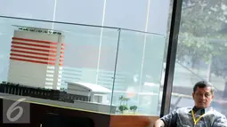 Komjen Pol (Purn) Oegroseno menunggu di lobi kantor KPK, Jakarta, Selasa (17/11). Kedatangan Oegroseno untuk melaporkan Ketua Umum KONI Pusat Tono Suratman terkait dugaan penyalahgunaan anggaran PP PTMSI. (Liputan6.com/Helmi Afandi)