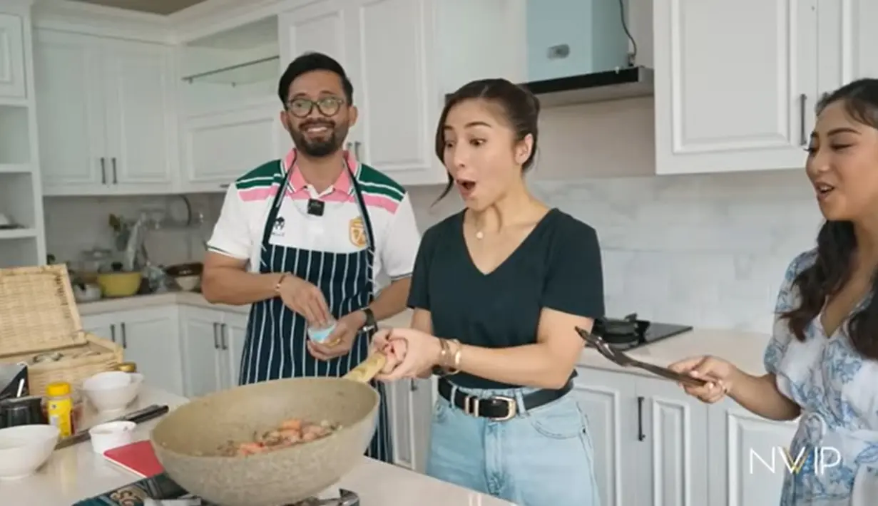 Ekspresi Nikita Willy saat bisa membalik masakan dengan mengangkatnya. Ia tampak begitu senang. Sedangkan Nona juga mencobanya. Chef Norman juga menerangkan terkait bumbu dasar saat memasak. [Youtube/Nikita Willy Official]