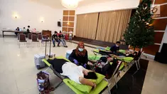 Petugas muslim dari Palang Merah Indonesia (PMI) membantu Jemaat Gereja Protestan Indonesia Bagian Barat (GPIB) dalam donor darah, Jakarta, Minggu (3/12). Kegiatan tersebut diadakan dalam rangkaian acara Natal. (Liputan6.com/JohanTallo)