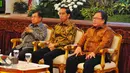 Presiden Jokowi bersama Wapres Jusuf Kalla serta Kepala Bappenas Bambang Brodjonegoro menghadiri Financial Close, Pembiayaan Proyek Investasi Non Anggaran Pemerintah (PINA) Tahun 2017 di Istana Negara, Jakarta, Jumat (17/2). (Liputan6.com/Angga Yuniar)