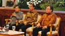 Presiden Jokowi bersama Wapres Jusuf Kalla serta Kepala Bappenas Bambang Brodjonegoro menghadiri Financial Close, Pembiayaan Proyek Investasi Non Anggaran Pemerintah (PINA) Tahun 2017 di Istana Negara, Jakarta, Jumat (17/2). (Liputan6.com/Angga Yuniar)