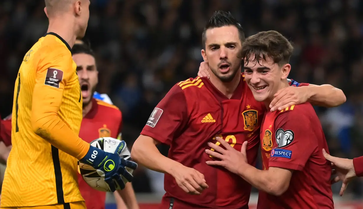 Pemain depan Spanyol Pablo Sarabia (tengah) merayakan dengan Gavi setelah mencetak penalti ke gawang Yunani pada laga Kualifikasi Piala Dunia 2022 zona Eropa Grup B di Olympic stadium, Jumat (12/11/2021) dini hari WIB. Spanyol menaklukkan tuan rumah Yunani dengan skor 1-0. (ARIS MESSINIS/AFP)