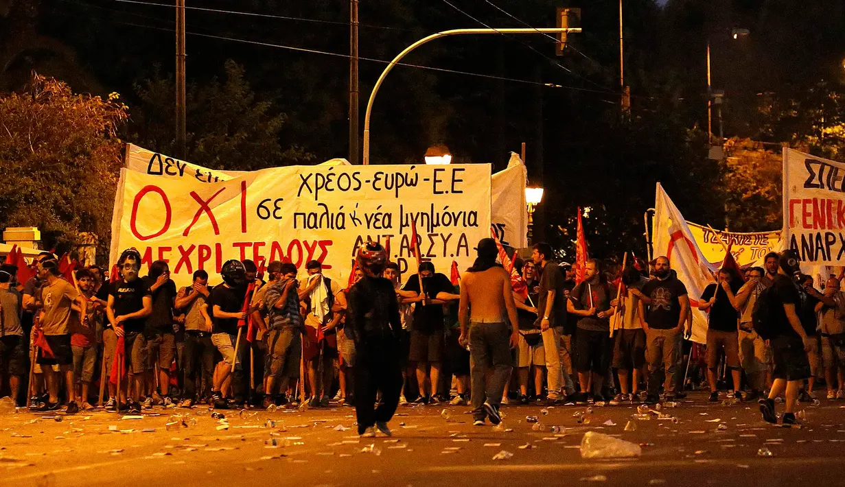 Pengunjuk rasa anti-bailout membuat barikade, memblokir jalan di Athena, Yunani, Rabu (15/7/2015). Unjuk rasa ini dilakukan menjelang pemungutan suara kesepakatan bailout. (REUTERS/Yannis Behrakis)