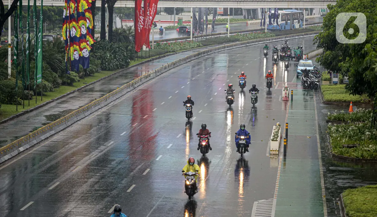 Sejumlah kendaraan melintas di tengah hujan lebat di kawasan Jalan Sudirman, Jakarta, Selasa (29/6/2021). Hujan dan hawa dingin di musim kemarau karena ada gangguan atmosfer 'Indian Ocean dipole mode' yang masih negatif serta diperkirakan terjadi hingga akhir Juni. (Liputan6.com/Faizal Fanani)