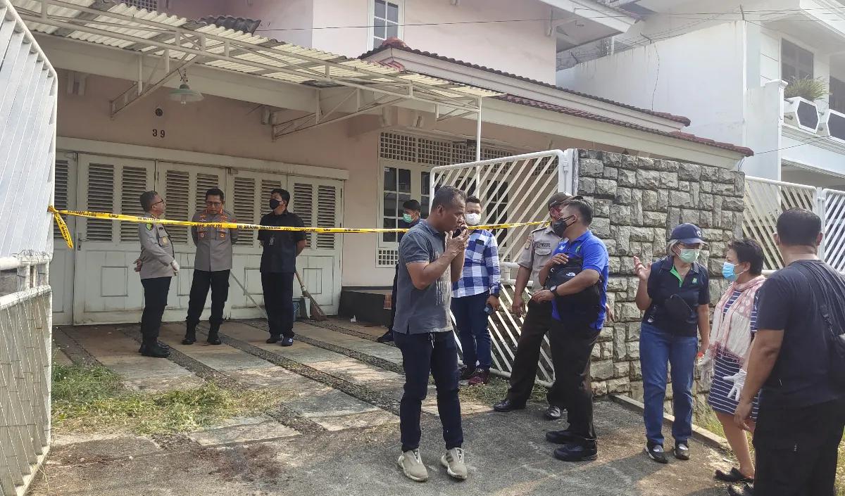 Menurut Hengki, kondisi pintu kamar mandi sudah dalam terkunci dari dalam. Hal ini diketahui sejak pertama kali polisi melakukan olah Tempat Kejadian Perkara (TKP).<br>